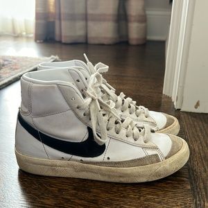 Women’s 5.5 Nike blazers.